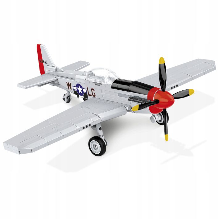 Model samolotu P-51D Mustang z filmu Top Gun: Maverick złożony z klocków Cobi 5847, ustawiony na podstawce ekspozycyjnej.