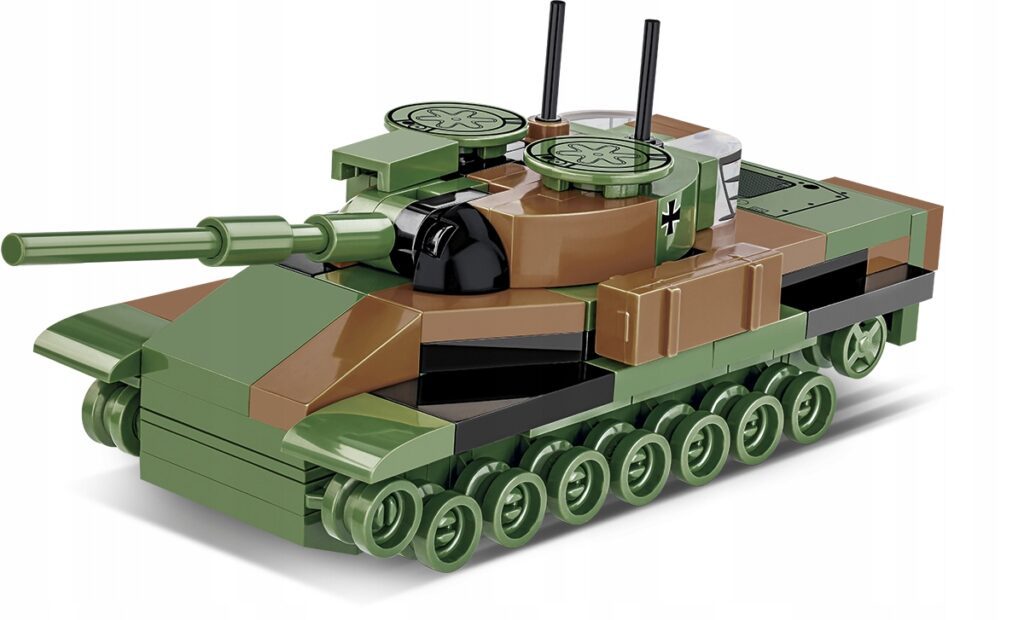 Wojskowy model czołgu Leopard 1 w kamuflażu, złożony z klocków Cobi 3105.