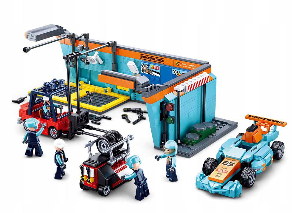 Scena pitstopu Formuły 1 złożona z klocków Sluban M38-B0765 z czerwonym bolidem i figurkami mechaników.