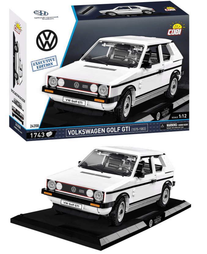 Złożony z klocków Cobi 24358 duży, czerwony model samochodu Volkswagen Golf GTI w skali 1:12 na podstawce ekspozycyjnej.