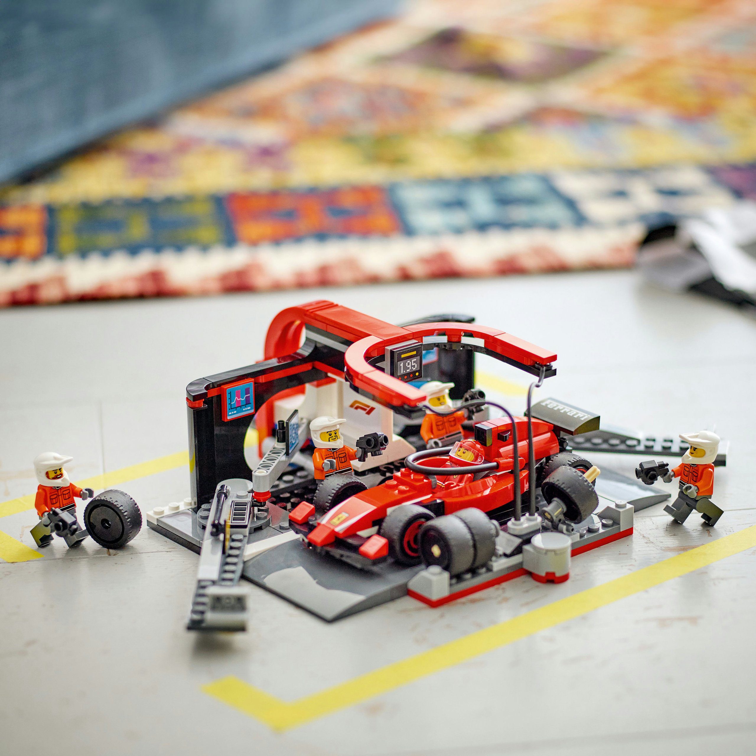 Lego City 60443 F1 Pit Stop i Mechanicy Ferrari 322 el. - obrazek 9