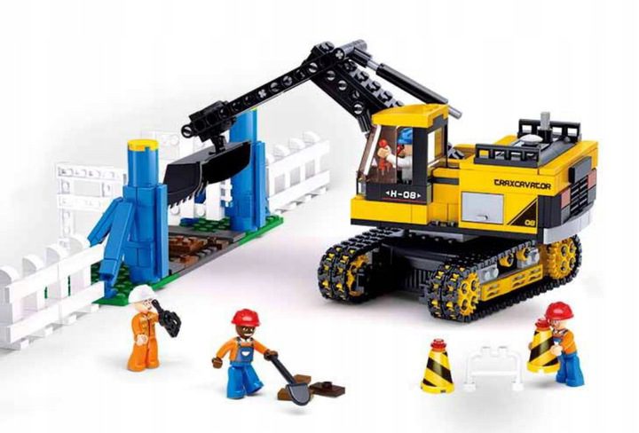 Złożony z klocków Sluban M38-B0551 duży model żółtej koparki kołowej z figurkami pracowników.