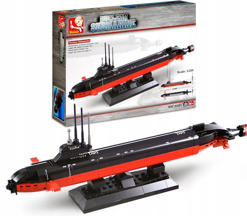 Złożony z klocków Sluban M38-B0391 czarny model atomowej łodzi podwodnej na podstawce ekspozycyjnej.
