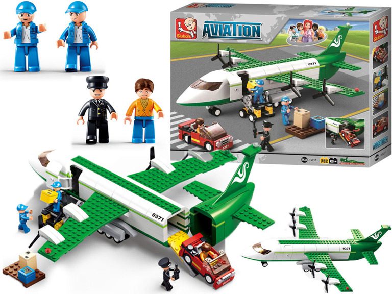 Złożony z klocków Sluban M38-B0371 duży, biało-zielony samolot cargo z figurkami i wózkiem widłowym.