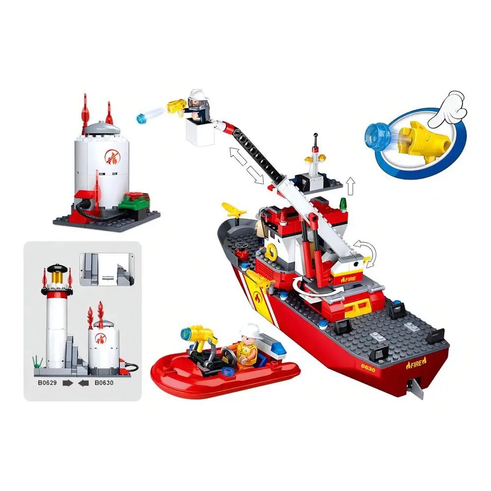 Złożony z klocków Sluban M38-B0630 duży, czerwono-biały statek strażacki z figurkami i mniejszym pontonem.