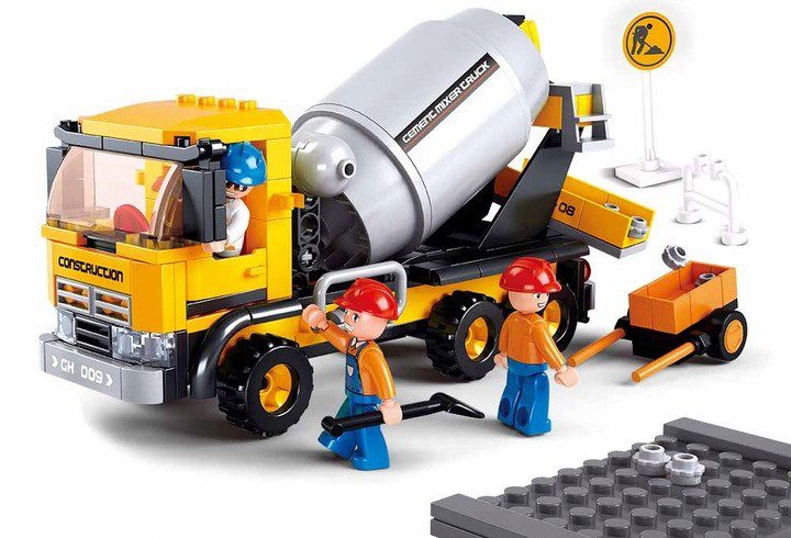 Złożony z klocków Sluban M38-B0550 model pomarańczowej ciężarówki-betoniarki z figurkami operatorów.