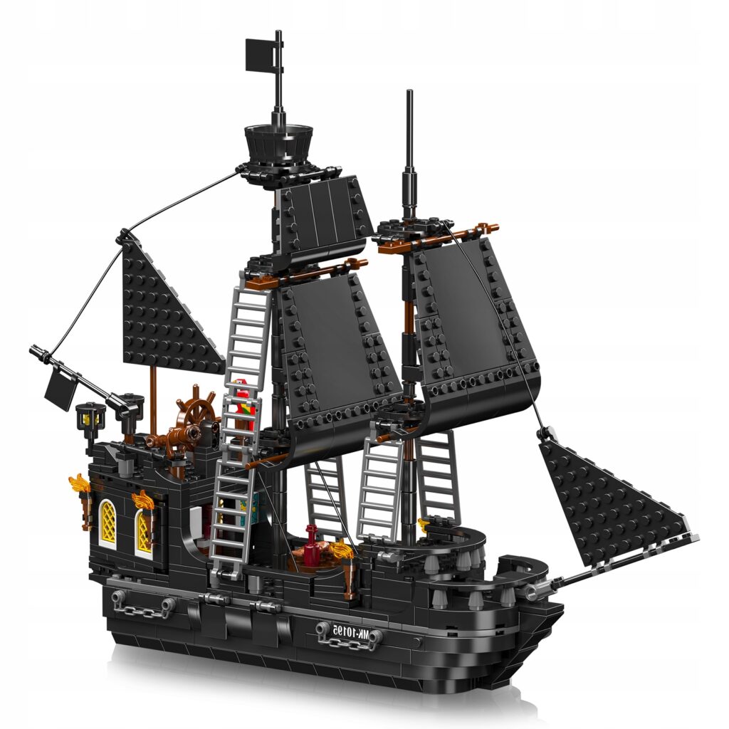 Złożony z klocków Mould King 10195 duży, mroczny statek piracki "Statek Widmo" z poszarpanymi żaglami.