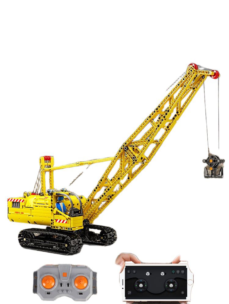 Złożony z klocków technicznych Mould King 17001 duży, żółty model zdalnie sterowanego dźwigu-żurawia z wysuniętym ramieniem.