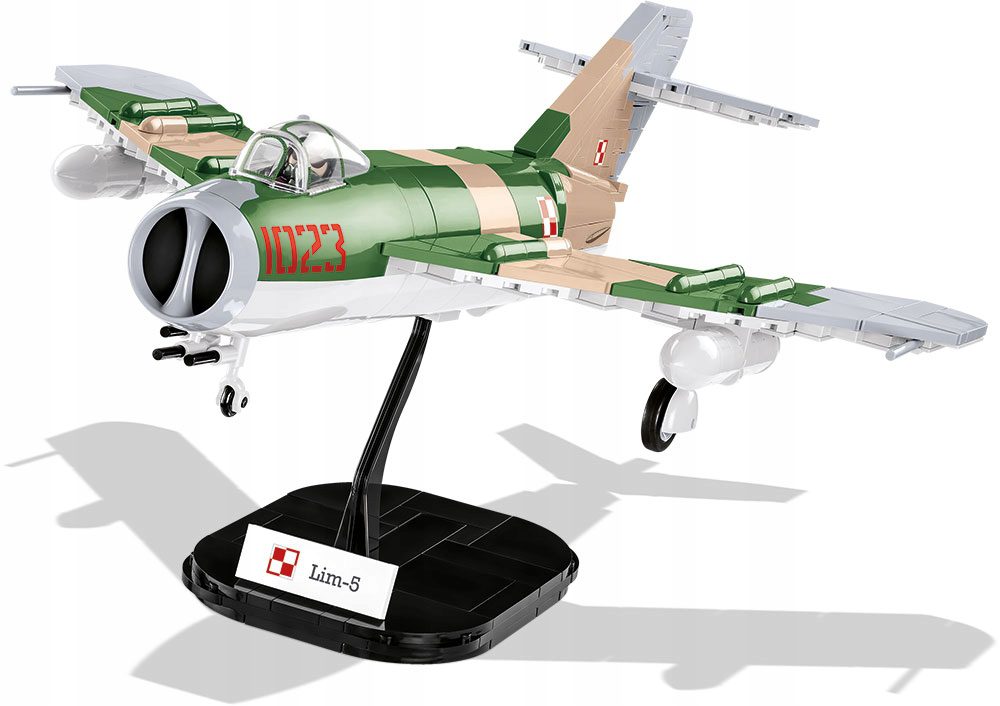 Model samolotu myśliwskiego Lim-5 (MiG-17) z polskimi szachownicami, złożony z klocków Cobi 5824, umieszczony na czarnej podstawce.