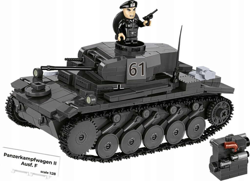Model niemieckiego czołgu lekkiego Panzer II Ausf. F w szarym malowaniu, złożony z klocków Cobi 2597, z figurką dowódcy w wieżyczce.