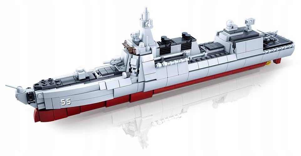 Złożony z klocków Sluban M38-B0700 duży model wojskowego niszczyciela, z miniaturowym helikopterem.