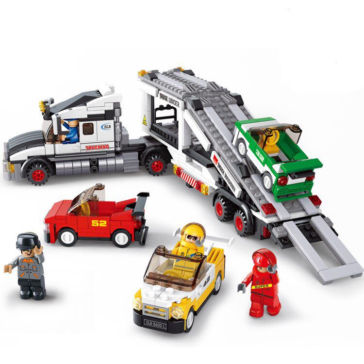 Złożona z klocków Sluban M38-B0339 duża, szara laweta przewożąca trzy samochody wyścigowe (czerwony zielony żółty), z czterema figurkami.