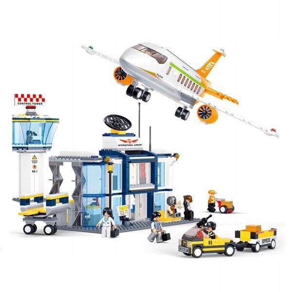Złożony z klocków Sluban M38-B0367 duży zestaw lotniskowy, przedstawiający biały samolot pasażerski, terminal i wieżę kontroli lotów.