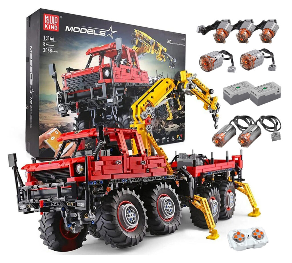 Czerwona, terenowa ciężarówka 8x8 z klocków Mould King 13146 z widocznym niezależnym zawieszeniem i ramieniem dźwigu, pokonująca trudny teren.