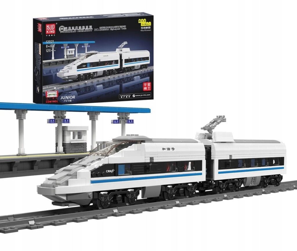 Nowoczesny biały pociąg pasażerski zdalnie sterowany z klocków Mould King 12021 na torach z pilotem RC oraz stacją kolejową w tle 