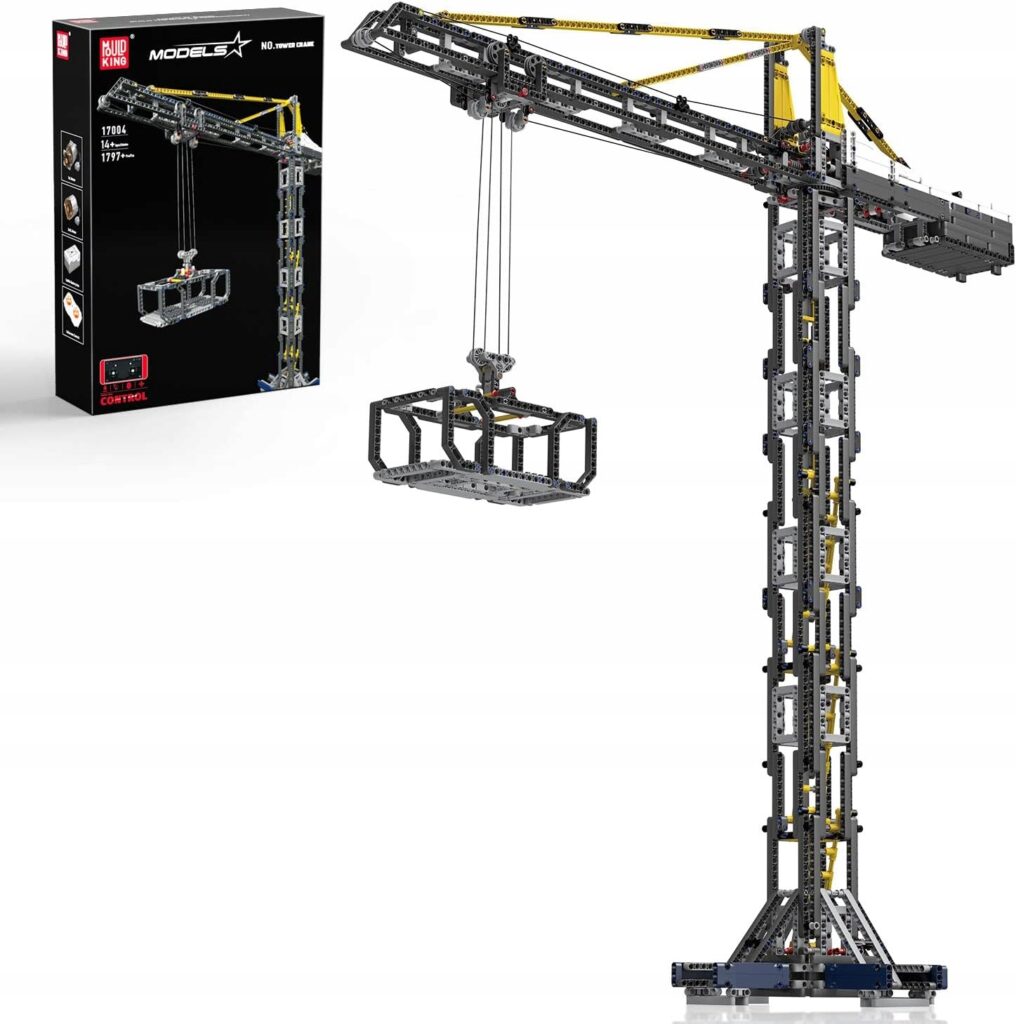 szary, zdalnie sterowany dźwig mobilny z klocków Mould King 17004 z wysuniętym teleskopowym ramieniem i opuszczonym hakiem, stojący na placu budowy.