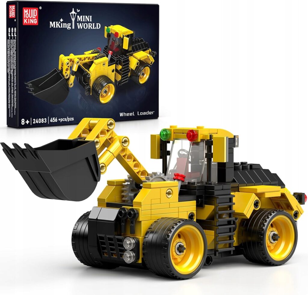 Żółta ładowarka kołowa z klocków Mould King 24083 z ruchomą łyżką i dużymi oponami, zaprezentowana na białym tle z pudełkiem zestawu 